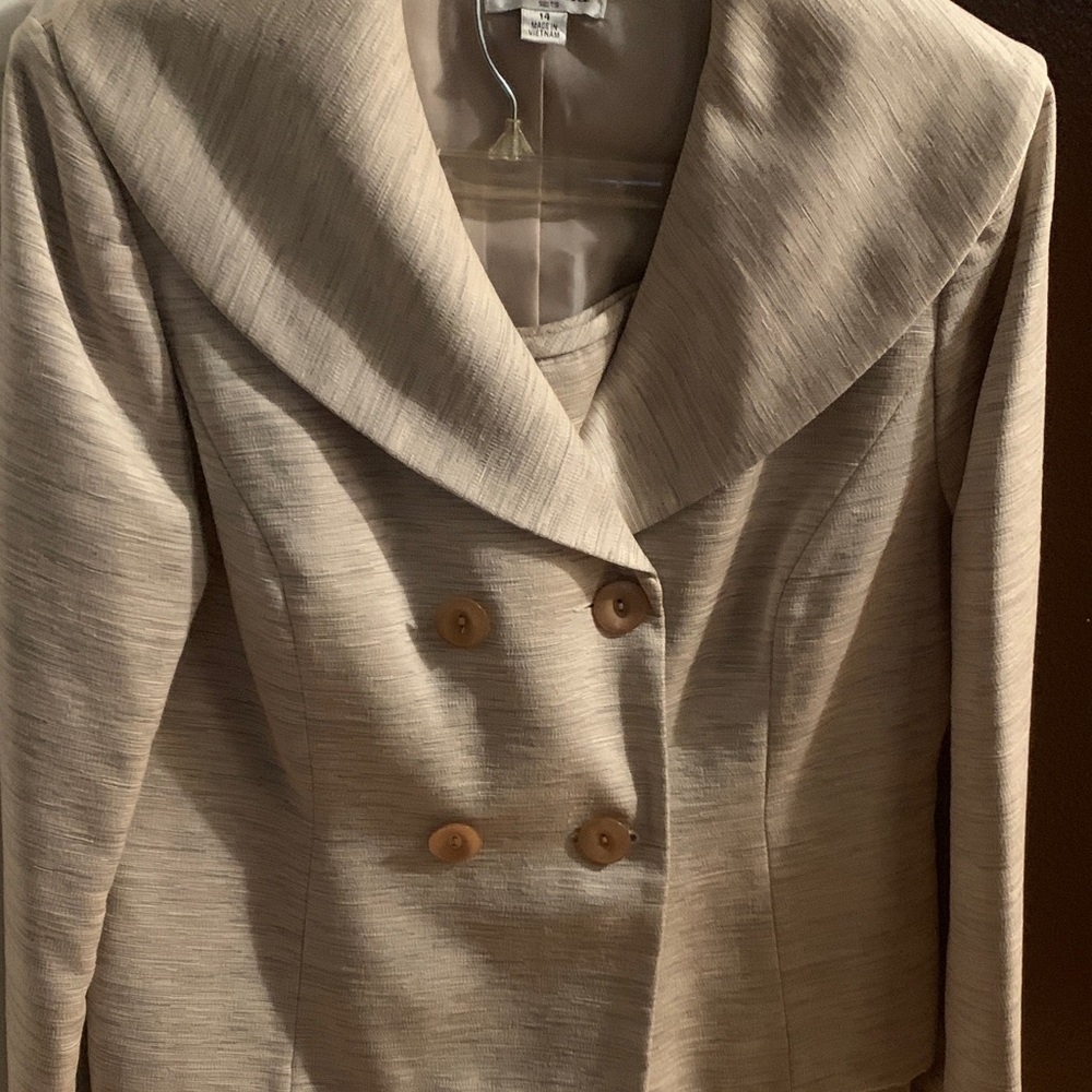 Elegant Beige Double-Breasted Women's Jacket